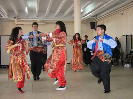 tureccy uczniowie prezentują tańce ludowe.jpg